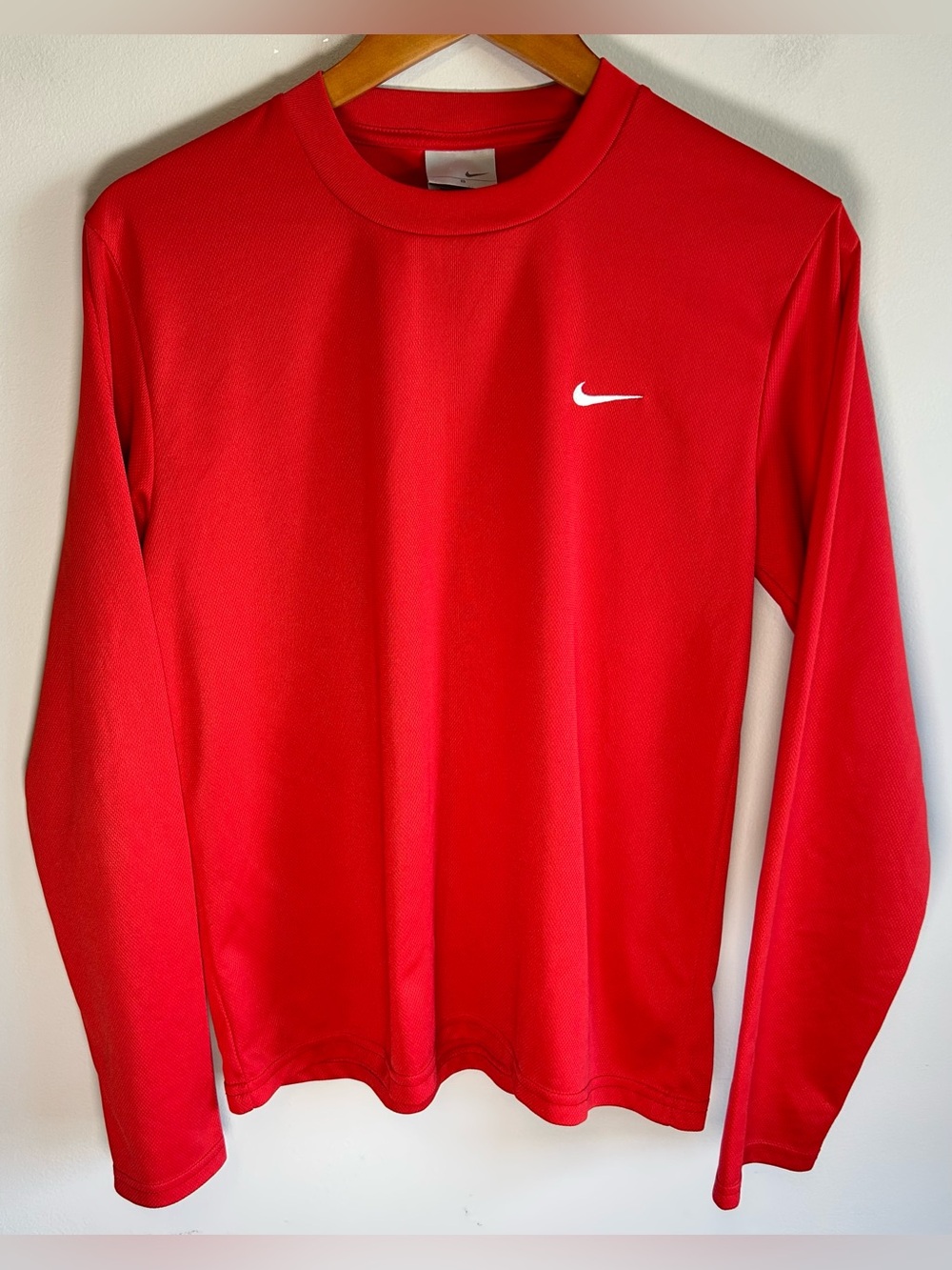 Vintage Y2K Nike T-shirt Mens S Retro Sportswear Red Embroidered Swoosh Canada